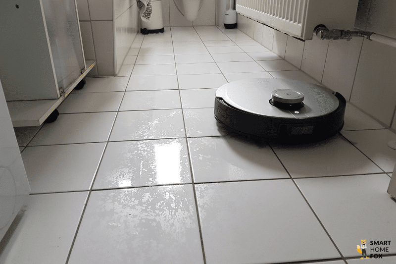 Der Ecovacs Deebot X1 OMNI wischt den Boden im Badezimmer